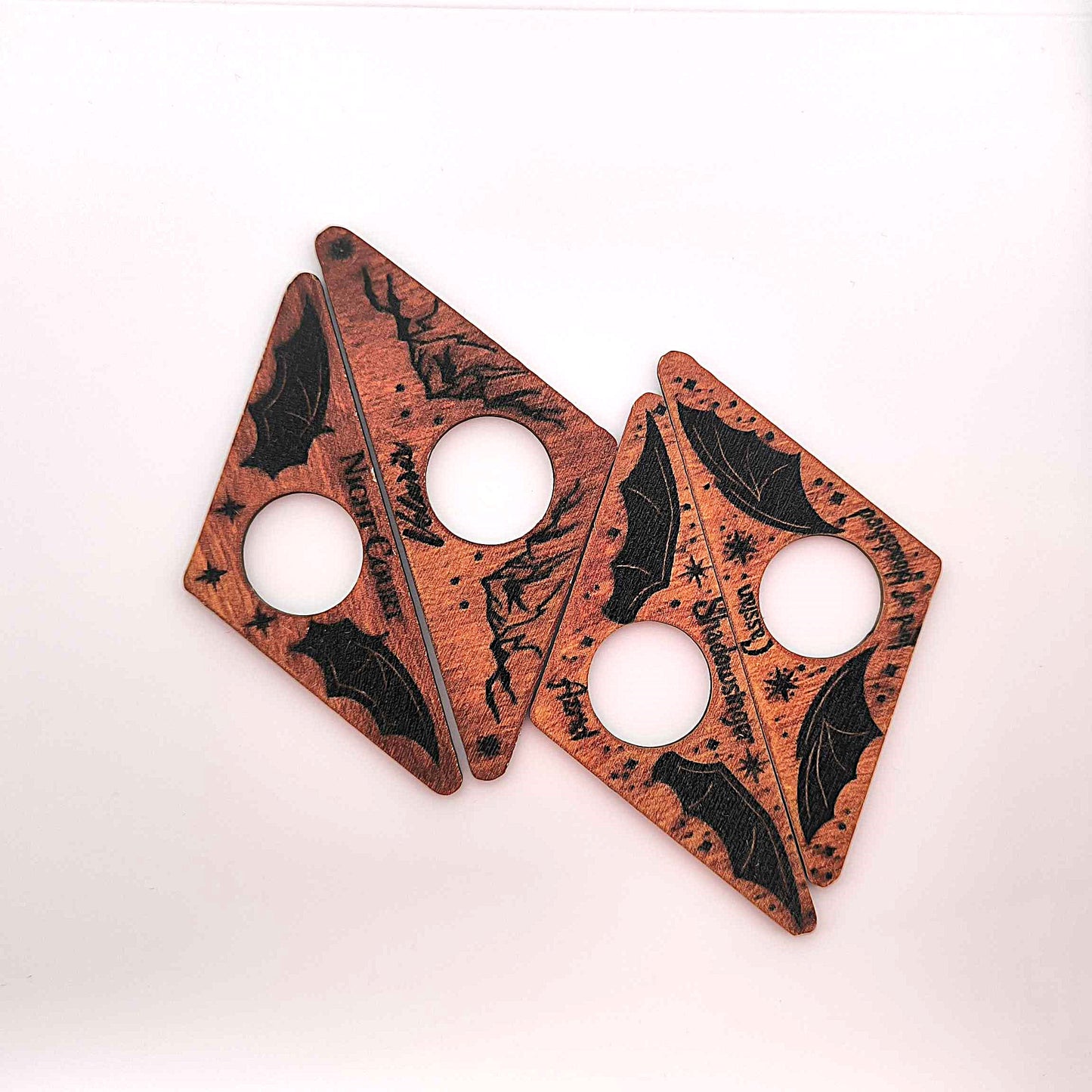 Дървен държач за страници „Криле в нощта“