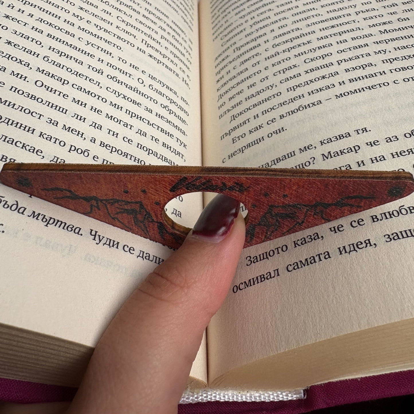 Дървен държач за страници „Криле в нощта“