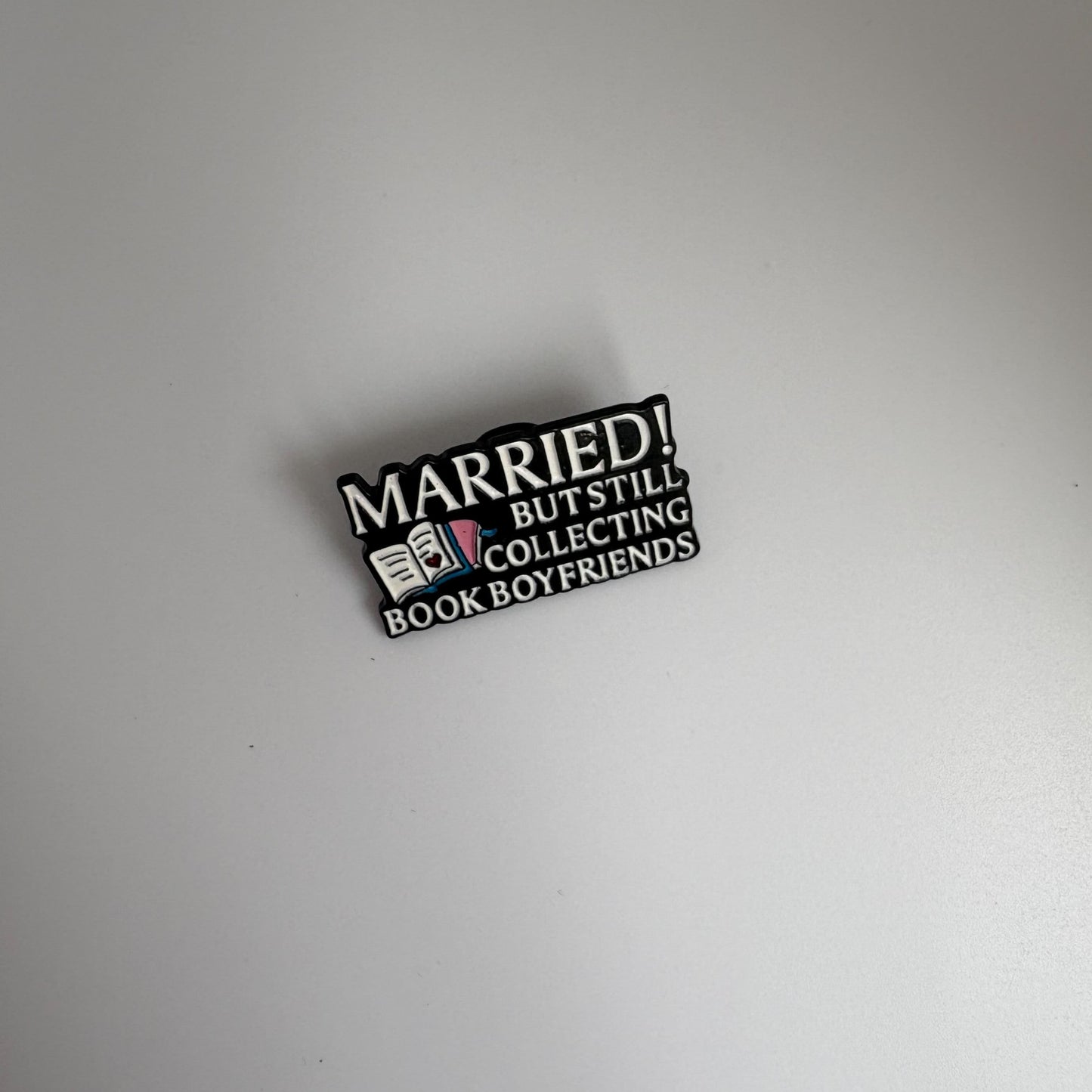 Значка пин „Married but still collecting book boyfriends“