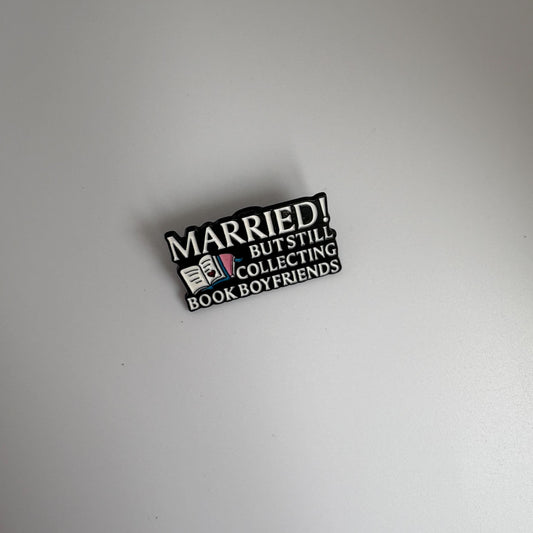 Значка пин „Married but still collecting book boyfriends“