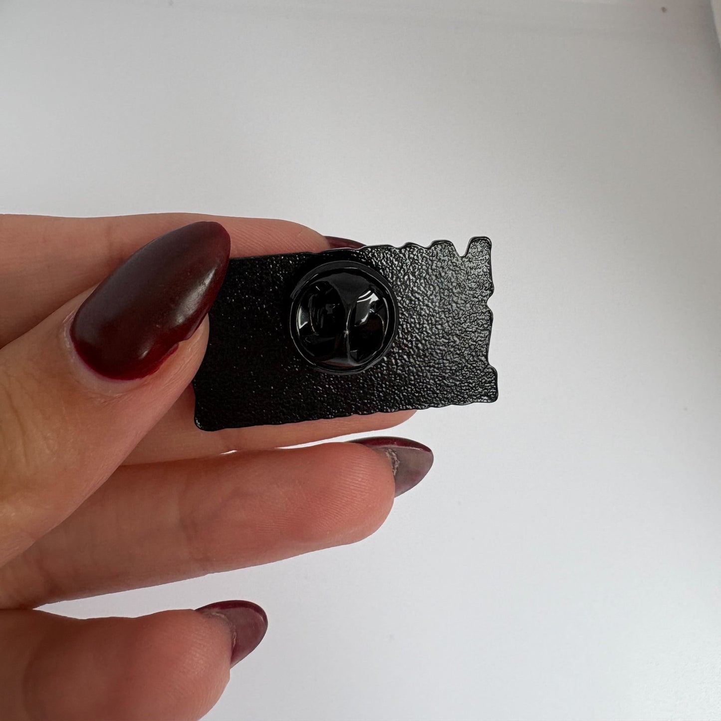 Значка пин „Married but still collecting book boyfriends“