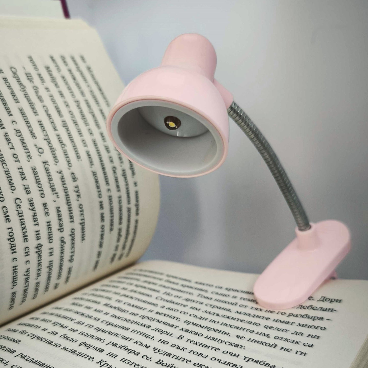 Розова лампа за четене с щипка