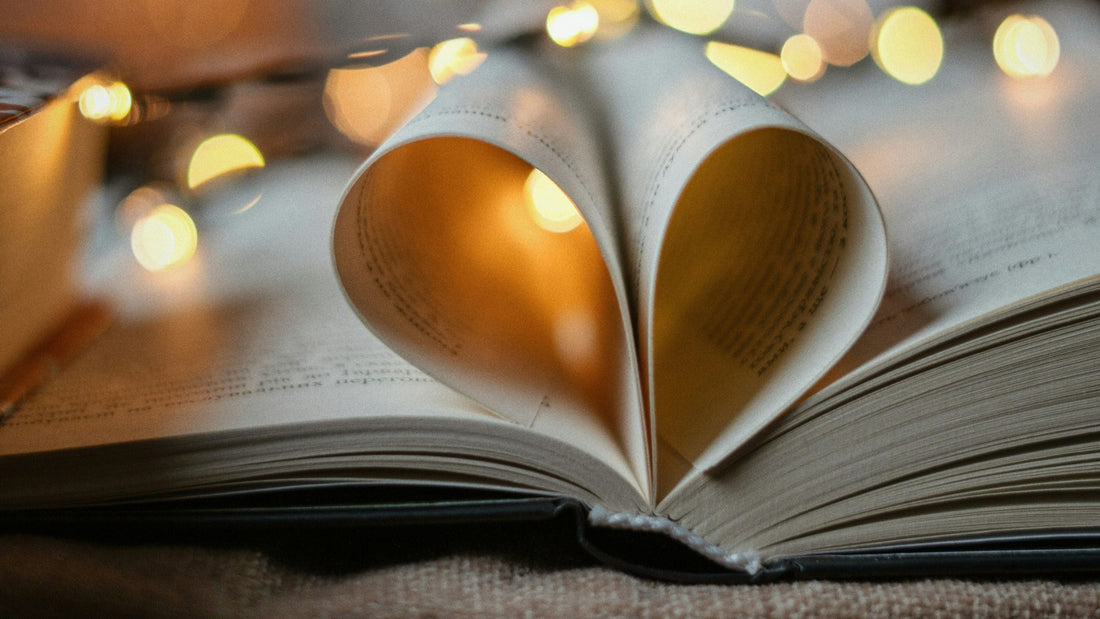 Коледни книжни препоръки: 12 уютни празнични романа за зимата
