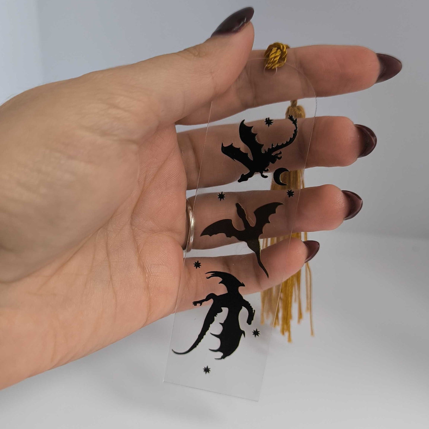 Акрилен книгоразделител „Драконови сенки“