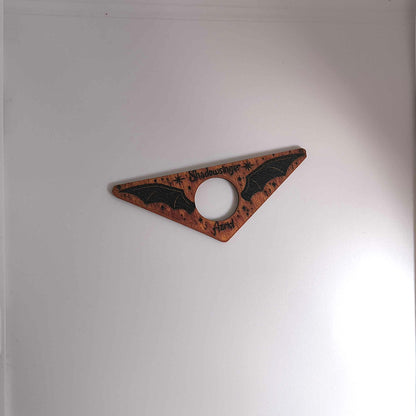 Дървен държач за страници „Криле в нощта“