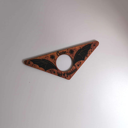 Дървен държач за страници „Криле в нощта“