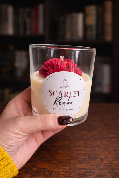 Scarlet Reader – ръчно изработена соева свещ с роза (20h)