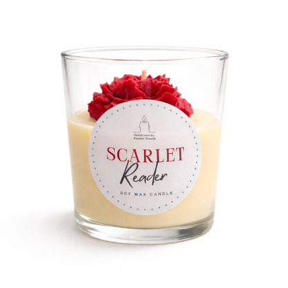 Scarlet Reader – ръчно изработена соева свещ с роза (20h)