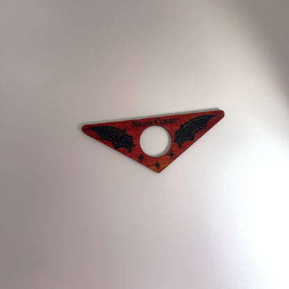 Дървен държач за страници „Криле в нощта“