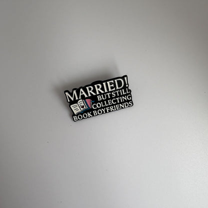 Значка пин „Married but still collecting book boyfriends“
