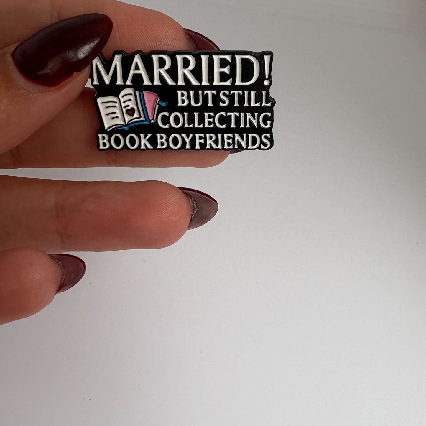 Значка пин „Married but still collecting book boyfriends“